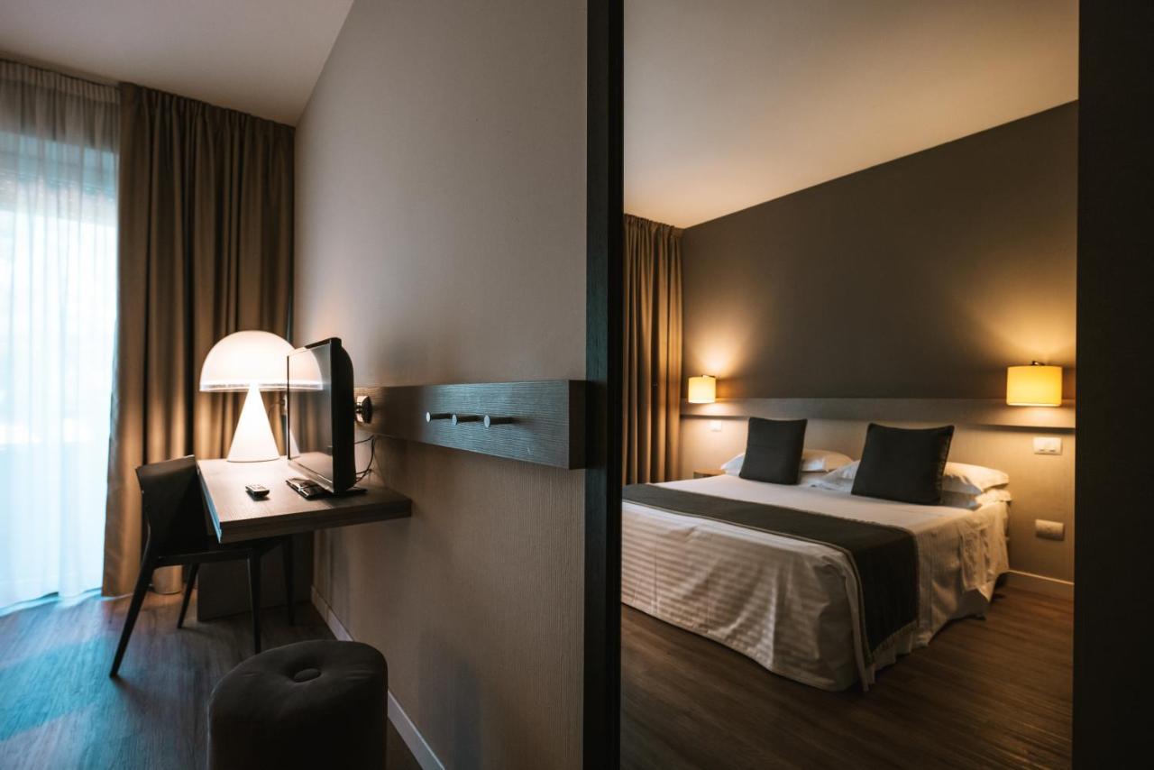 Hotel De La Ville Riccione Esterno foto
