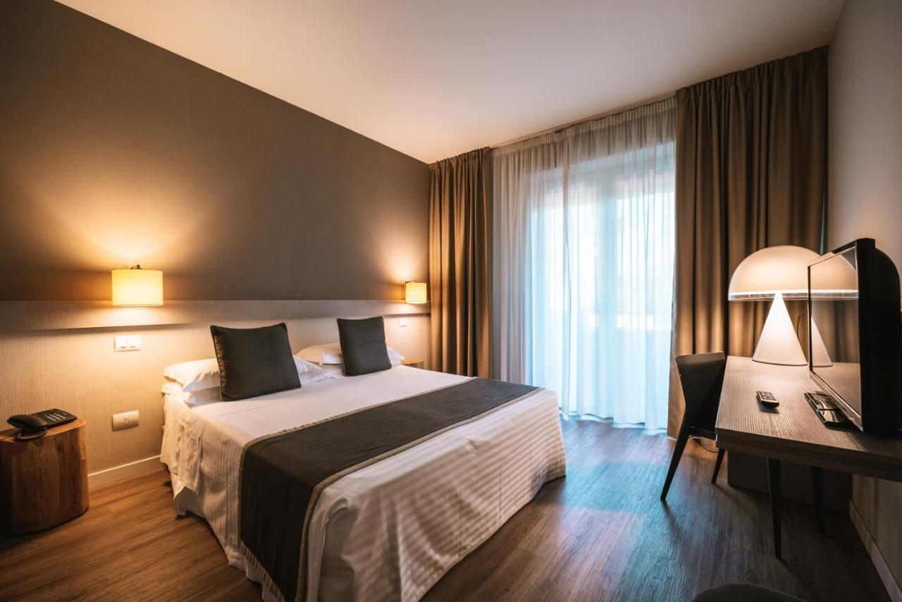 Hotel De La Ville Riccione Esterno foto