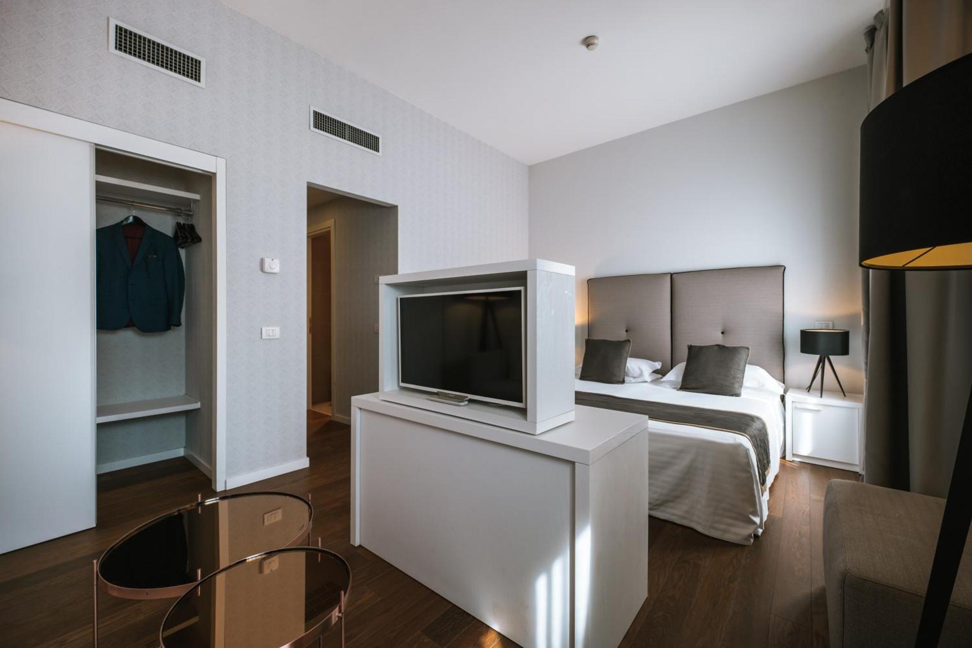 Hotel De La Ville Riccione Esterno foto